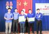 Lãnh đạo Tỉnh đoàn, đoàn trường, hội sinh viên trường tặng quà cho đội tình nguyện