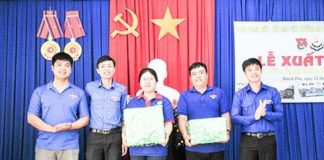 Lãnh đạo Tỉnh đoàn, đoàn trường, hội sinh viên trường tặng quà cho đội tình nguyện