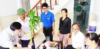 Cùng với các ban, ngành, đoàn thể, đoàn viên, thanh niên tham gia kiểm tra phòng, chống sốt xuất huyết nhà dân ở phường Phước Long, TP. Nha Trang.