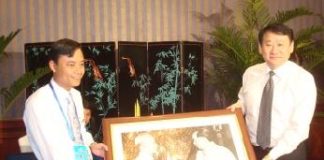 Đ/C Hà Văn Hùng trao ảnh lưu niệm cho Đ/C Vương Tiểu Đông.