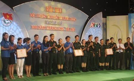 Đồng chí Hồ Văn Mừng - Bí Thư Tỉnh đoàn (thứ 9 từ trái qua) trao Giấy khen của Tỉnh đoàn cho các đội đạt giải nhất, nhì, ba.