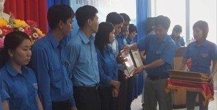 Đồng chí Hồ Văn Mừng – Bí Thư Tỉnh đoàn, Trưởng BCĐ hè tỉnh Khánh Hòa trao giấy khen cho các tập thể đạt thành tích xuất sắc.