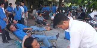 Hình ảnh: Các tình nguyện viên đang hiến máu nhân đạo.