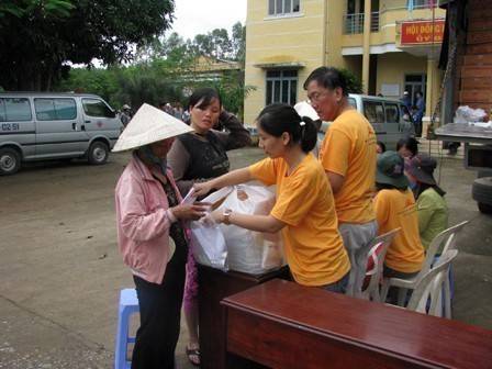 Tỉnh Đoàn Khánh Hòa: Các đoàn viên thanh niên Công ty Đức Khải tặng quà cho 2.000 người dân vùng lũ.