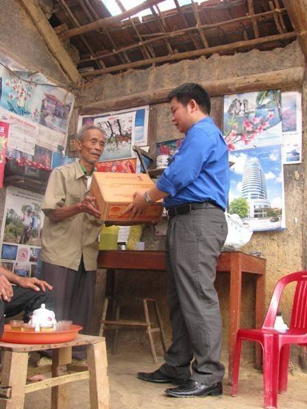 Tỉnh Đoàn Khánh Hòa: Anh Đinh Tung Hoành - Phó Giám đốc Trung tâm công tác xã hội (Thành đoàn TP. HCM), trưởng đoàn công tác, đến tham hỏi và tặng quà cho các gia đình có nhà bị sập do mưa lũ.