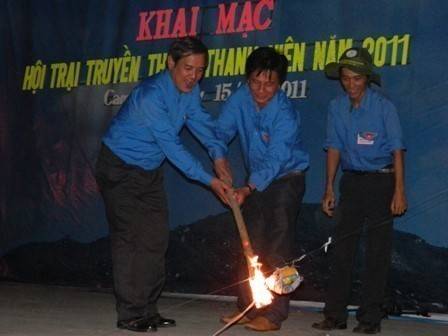 images_ht-cam-ranh-2 Đ/c Hồ Văn Mừng (giữa), Bí thư Tỉnh Đoàn cùng Đ/c Đào Văn Hòa, Chủ tịch UBND TP Cam Ranh đốt lửa trại.