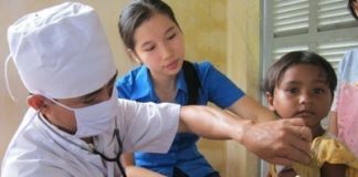 Câu lạc bộ thầy thuốc trẻ khám bịnh