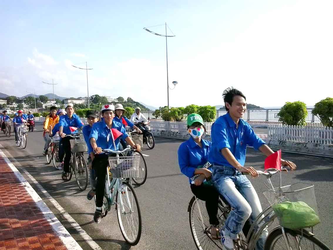 Sinh viên đạp xe diễu hành tuyên truyền an toàn giao thông.