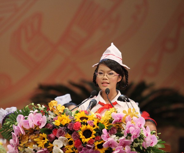 Em Trịnh Khánh Trang thay mặt thiếu nhi cả nước chúc mừng Đại hội