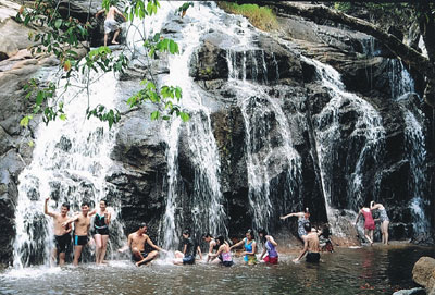 Du khách tắm suối Hoa Lan