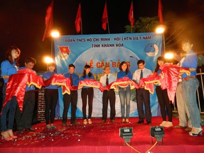  Cắt băng khánh thành công trình thanh niên “Thắp sáng đường quê” tại xã Ninh Bình.