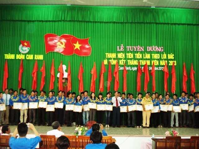 tuyen duong thanh nien tien tien lam theo loi bac CR 2013