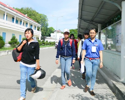  Tình nguyện viên đưa thí sinh vào ký túc xá Trường Đại học Nha Trang.