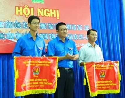trao cờ xuất sắc toàn diện cho đại diện  2 đơn vị Nha Trang và Ninh Hòa