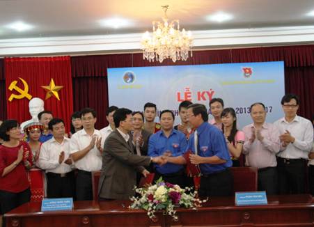 Đồng chí Nông Quốc Tuấn và đồng chí Phan Văn Mãi cùng đại diện lãnh đạo hai bên ký kết chương trình phối hợp