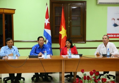 Bí thư Thường trực TƯ Đoàn TNCS Hồ Chí Minh, Phan Văn Mãi (áo xanh) hội đàm với Bí thư Thứ nhất TƯ Đoàn TNCS Cuba Yuniasky Crespo.