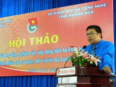 Đồng chí Võ Hoàn Hải báo cáo thực trạng phong trào học tập và nghiên cứu ứng dụng KHCN  của đoàn viên, thanh niên trên địa bàn tỉnh