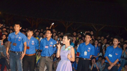 Ca sĩ Uyên Linh (thành viên Ban giám khảo) giao lưu với sinh viên Trường Đại học Nha Trang