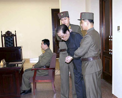 Jang Song-thaek trên phiên tòa quân sự đặc biệt hôm 12/12. Ảnh: Yonhap.