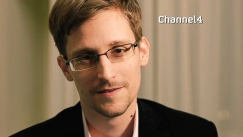 [Caption]Đầu tháng 6, Edward Snowden, một cựu nhân viên tình báo Mỹ, trở thành tâm điểm trên khắp các mặt báo khi công khai những thông tin mật về chương trình giám sát quốc tế khổng lồ của chính phủ. Những tiết lộ này khiến Mỹ vừa phải tiến hành một cuộc truy nã Snowden toàn cầu, vừa xoay xở trước những lùm xùm ngoại giao với một loạt các nước liên quan.