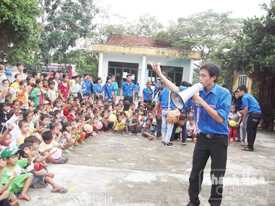 Bạn Nguyễn Trung Tĩnh và các sinh viên đang tổ chức Tết Trung thu cho trẻ em ở  xã Khánh Hiệp, huyện Khánh Vĩnh. Ảnh do nhân vật cung cấp.