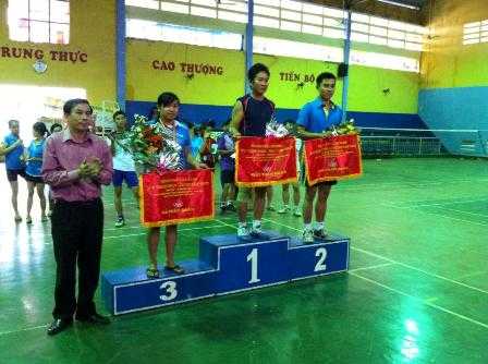 Dc Nguyen Huu Dung - PBT Thanh uy trao cac giai toan doan