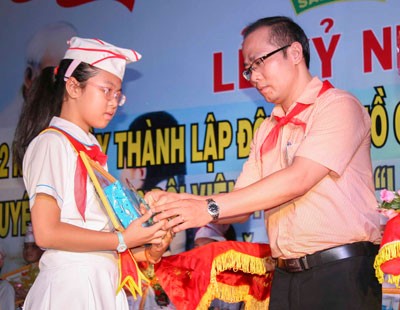 Lãnh đạo TP. Nha Trang trao quà cho những đội viên xuất sắc làm theo lời Bác.