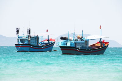 Tàu cá của ngư dân phường Ninh Thủy đang chuẩn bị vươn khơi ra Hoàng Sa.