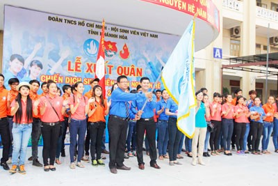 Anh Võ Hoàn Hải - Bí thư Tỉnh đoàn trao cờ, giao nhiệm vụ cho đội sinh viên tình nguyện Trường Cao đẳng Văn hóa nghệ thuật và Du lịch Nha Trang.