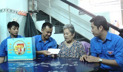 Đại diện Cụm thi đua Đảng - Đoàn thể  trao quà cho Mẹ Việt nam anh hùng Ngô Thị Ba.