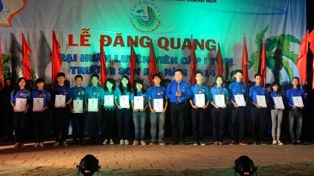 Anh Võ Hoàn Hải trao giấy chứng nhận cho các tân Huấn luyện viên cấp I tỉnh