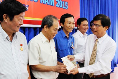 Đồng chí Nguyễn Tấn Tuân trao Kỷ niệm chương “Vì thế hệ trẻ” cho các cá nhân.