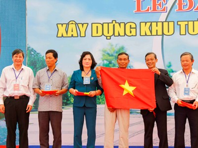Đại diện Tổng Liên đoàn lao động Việt Nam tặng cờ Tổ quốc cho đại diện ngư dân một số tỉnh miền Trung