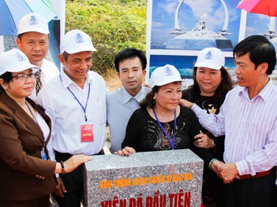 Bà Nguyễn Thị Hằng (thứ 3 từ phải qua) cùng đại biểu bên viên đá đầu tiên của khu tưởng niệm