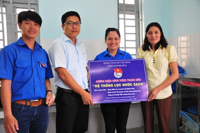 Đại diện đoàn bàn giao hệ thống lọc nước sạch cho Trường Mầm non Sơn Ca.
