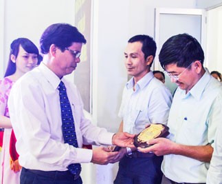  Đồng chí Nguyễn Tấn Tuân trao biểu trưng lưu niệm của Tỉnh ủy cho những công dân sinh năm 1975.