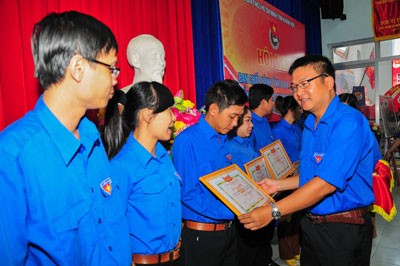 Ông Võ Hoàn Hải - Bí thư Tỉnh đoàn trao bằng khen cho các tập thể có thành tích trong Tháng Thanh niên năm 2015.