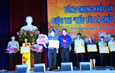 Ông Võ Hoàn Hải - Bí thư Tỉnh đoàn, Trưởng ban tổ chức cuộc thi trao thưởng cho thí sinh đạt giải nhất.