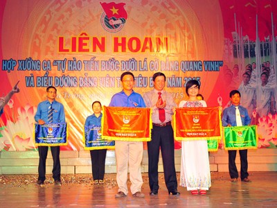  Đồng chí Lương Kiên Định trao thưởng cho 2 đội đạt giải A
