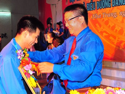 Võ Hoàn Hải - Bí thư Tỉnh đoàn trao hoa cho các Đảng viên trẻ tiêu biểu