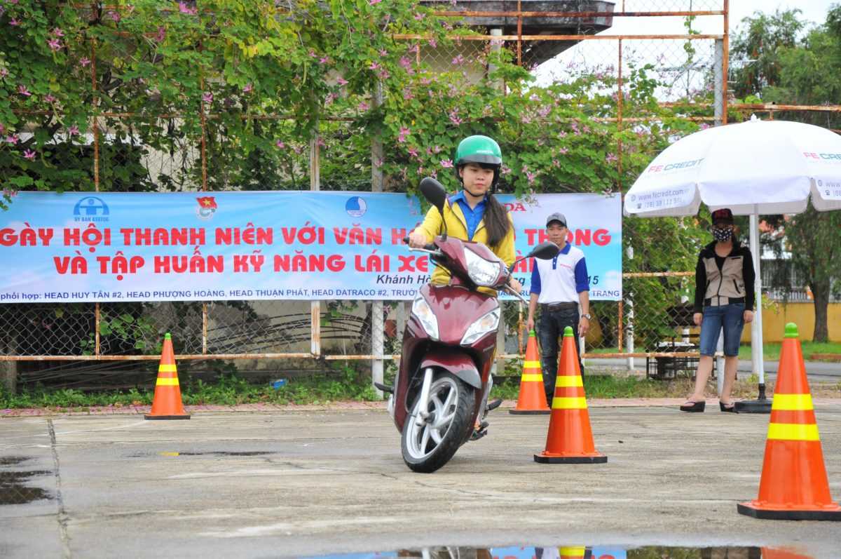Đoàn viên, thanh niên thực hành lái xe an toàn.