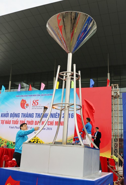 Đồng chí Nguyễn Đắc Vinh châm đài lửa tại lễ khởi động