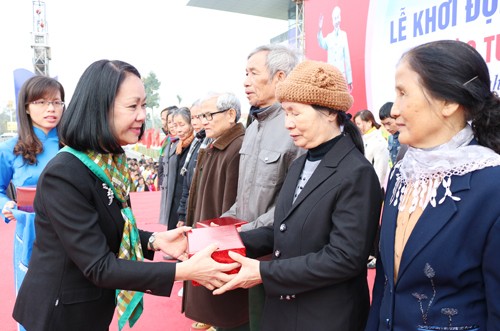 Đ/c Trương Thị Mai, Ủy viên BCT, Trưởng Ban Dân vận Trung ương tặng quà cho gia đình chính sách, hộ nghèo tại lễ khởi động Tháng Thanh niên