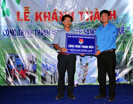Ông Nguyễn Văn Nhuận - Bí thư Tỉnh đoàn Khánh Hòa trao biểu trưng công trình cho đại diện xã Suối Cát.