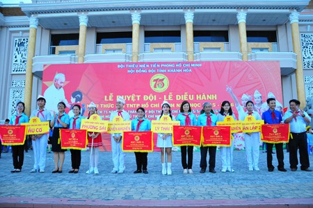 Ban tổ chức trao giải A cho các đơn vị khối trường học trên địa bàn TP. Nha Trang