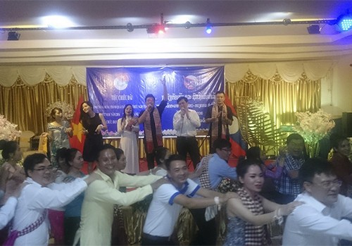 Thanh niên hai nước Việt Nam - Lào biểu diễn Ca khúc Nối vòng tay lớn thể hiện thắm tình hữu nghị Việt - Lào 