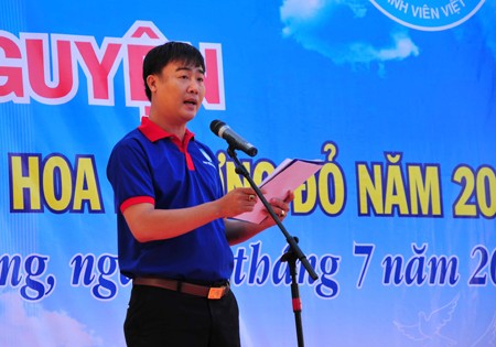 Anh Nguyễn Văn Nhuận - Bí thư Tỉnh đoàn, Chủ tịch Hội Sinh viên Việt Nam tỉnh phát biểu động viên các chiến sĩ tình nguyện.
