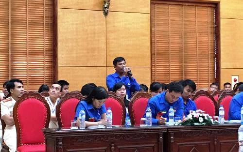 Đại biểu Nguyễn Sơn Ca nêu ý kiến tại diễn đàn