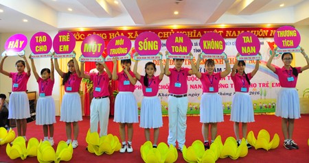 Màn chào hỏi của thị xã Ninh Hòa với khẩu hiệu tuyên truyền.