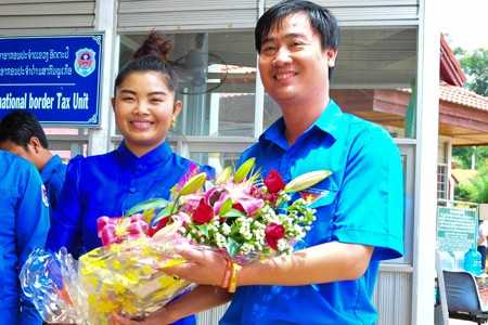 Đại diện đoàn công tác đón nhận bó hoa tươi thắm của đại diện Tỉnh đoàn Attapeu tại Cửa khẩu Phu Cưa